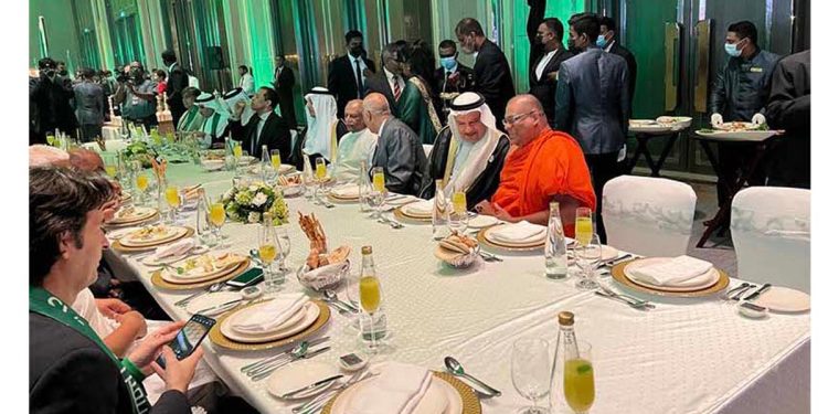 මුස්ලිම් සංවිධාන එක්ක හැප්පුණු ඥානසාර හාමුදුරුවෝ ෂැංග්රිලා හෝටලයේ තිබ්බ සෞදි අරාබි උත්සවයකට වැඩලා මුස්ලිම් අයත් එක්ක අත අල්ලන් කතා කරන ලස්සන බලන්නකෝ! අනේ සාදු සාදු සාදු!!! (VIDEO & PHOTOS)
