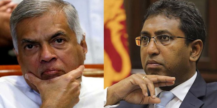 රනිල් වික්‍රමසිංහට මොකෙද්ද වැහිලා! මේ කරන අමනෝඥ වැඩවලින් රට තවත් වළපල්ලට යනවා! තුවක්කුවෙන් මේවා කරන්න බෑ රනිල්! හර්ෂ රනිල්ට දුම් විසිවෙන්න ගහයි! (VIDEO)
