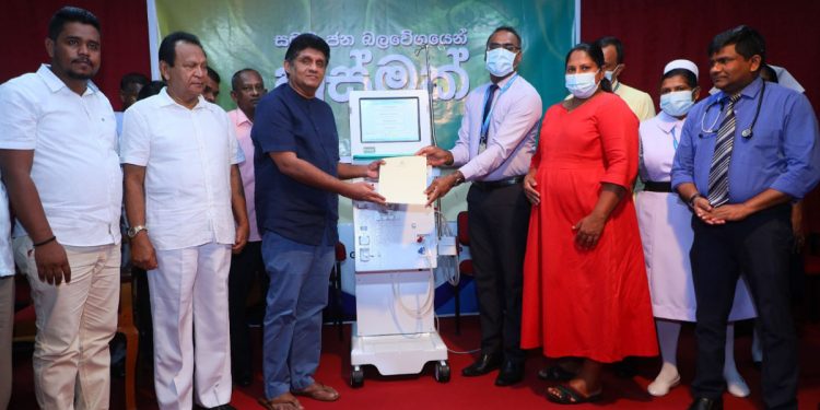 රට බංකොලොත් වුණත් ගමේ රෝහල්වලට හුස්ම දෙන වැඩේ සජිත් නොනවත්වයි! අම්පාරට ලක්ෂ 35ක් වටිනා යන්ත්රයක් දෙයි! (PHOTOS & VIDEO)