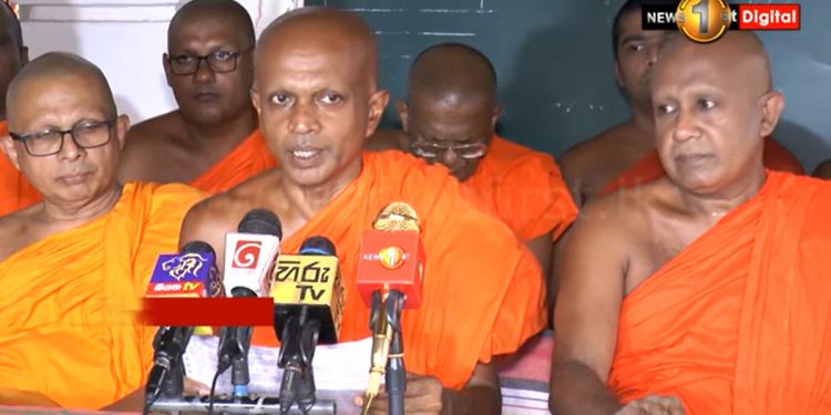 ලයිට් බිලට එරෙහිව අදත් හාමුදුරුවරු පාරට බසිති! ආණ්ඩුවට බරපතළ පණිවුඩයකුත් දෙයි! (VIDEO)