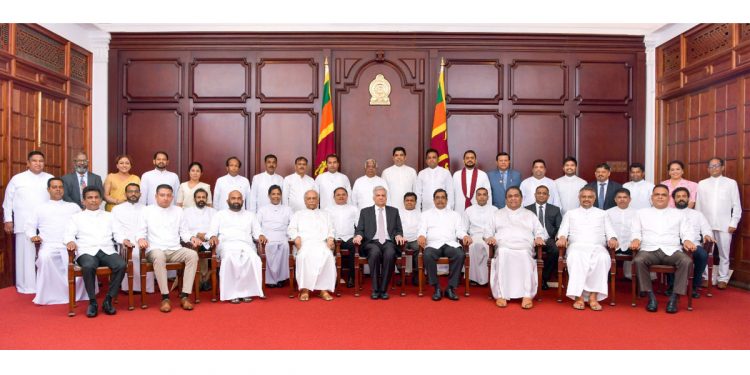 අලුත් රාජ්‍ය ඇමැතිවරු 37 දෙනා ජනාධිපති-අගමැති එක්ක ගත්ත ෆොටෝ එක!