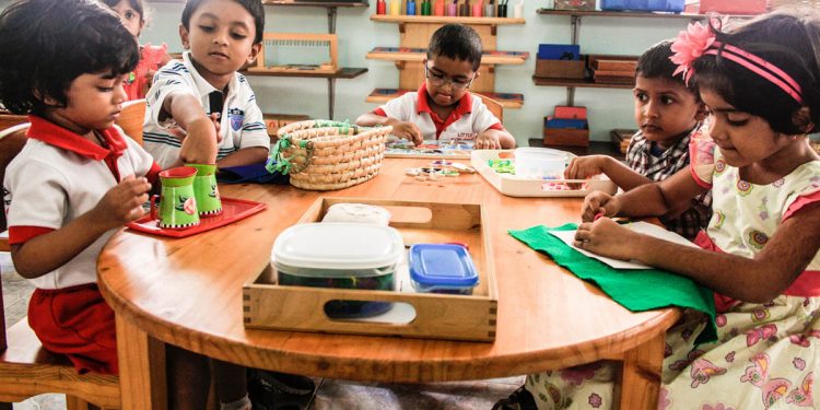 අම්මලාට ගාස්තු ගෙවන්න විදිහක් නෑ! ‌පුංචි ළමයි මොන්ටිසෝරි යවන එකත් නවතී!