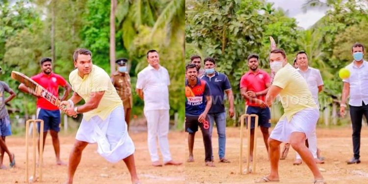 මැච් දින්නේ නාමල් නිසාලු! කිරි අප්පට බල්ලො පැනපි කිව්වලු! බැට් කරන්න කැච් අල්ලන්න බෝල් කරන්න ඔක්කොම කියලා දීලා තියෙන්නේ නාමල්! (VIDEO)