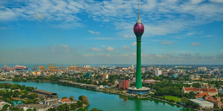 නෙළුම් කුළුණ උඩට නැගලා තව්තිසාව දකින්න යන අම්මලා තාත්තලා මේ කතාවත් අහගෙනම උඩට නගින්න! (VIDEO)