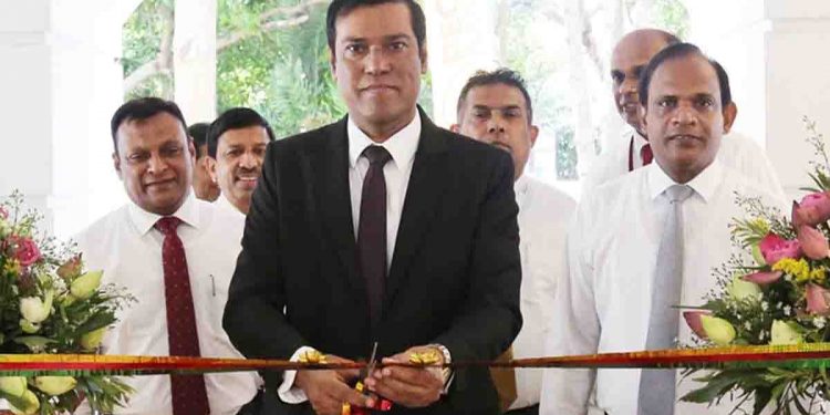 මහජන බැංකුවේ හයිඩ් පාක් කෝනර් ශාඛාව නව පරිශ්‍රයකට…