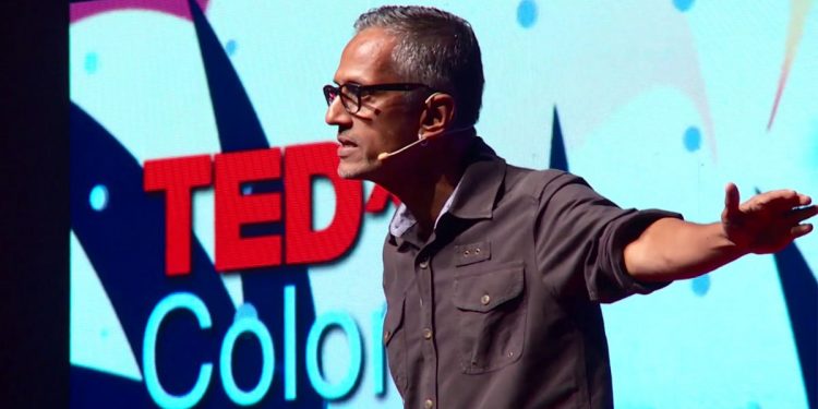 උඹලා මොන දේශපාලඥයොද? දමිතා වගේ කෙනෙක් හිරේට දාපු උඹලා බයගුල්ලෝ! අපි සටන නවත්වන්නේ නෑ! පීටර් ඩි. අල්මේදා ඉදිරියට එයි! (VIDEO)
