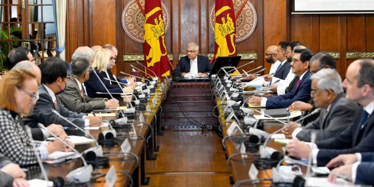 රනිල් විදෙස් තානාපතිවරුන් හමුවෙයි! ණය ගැන කතා කරයි! (PHOTOS)