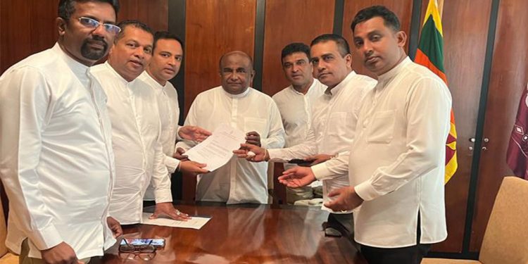 ආර්ථික අපරාධ හොයන්න විපක්ෂය පාර්ලිමේන්තු තේරීම් කාරක සභාවක් ඉල්ලයි! සජිත්ලා-ඩලස්ලා අස්සන් කරයි! (PHOTOS)