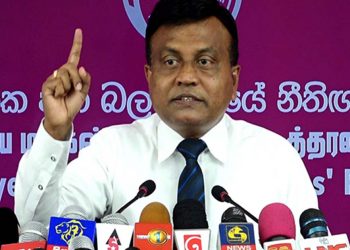 ලබන මාසෙ රජයේ සේවකයන්ට වැටුපෙන් බාගයයි! රනිල්ගේ අධිආරක්ෂිත ගැසට් එක නීති විරෝධියි! පොලිසිය මිනිස්සුන්ට ගහන්නේ ඇඟ කසන කුණු වතුර! අපි පාරට බැස්සේ වසන්ත මුදලිගේ වෙනුවෙන්! අපේ දරුවොත් ඉන්නේ සටනේ! (VIDEO)