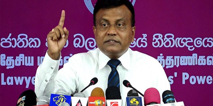 ලබන මාසෙ රජයේ සේවකයන්ට වැටුපෙන් බාගයයි! රනිල්ගේ අධිආරක්ෂිත ගැසට් එක නීති විරෝධියි! පොලිසිය මිනිස්සුන්ට ගහන්නේ ඇඟ කසන කුණු වතුර! අපි පාරට බැස්සේ වසන්ත මුදලිගේ වෙනුවෙන්! අපේ දරුවොත් ඉන්නේ සටනේ! (VIDEO)