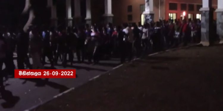 මර්දනයට-බඩගින්නට එරෙහිව රට පුරා විරෝධතා ඇරඹේ! රට වටේම ටවුන්වල ඊයේ තිබ්බ උද්ඝෝෂණ මෙන්න! (VIDEO)