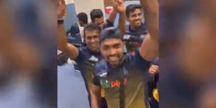 මැච් එක දිනලා රෑ ටීම් එකේ කොල්ලො ටික දසුන් එක්ක ගත්ත සුපිරි ෆන් එක! (VIDEO)