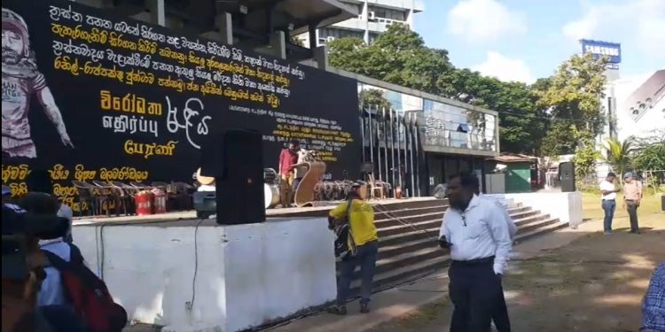 මර්දනයට එරෙහි විරෝධය හයිඩ් පිටියේදී ඇරඹේ! ෆීල්ඩ් මාෂලුත් එයි! පොලිසිය වට කරයි! (LIVE VIDEO)
