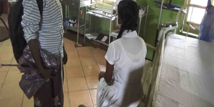 ගුරු උපහාරයක් තියන්න රුපියල් 300ක් දෙන්න බැරිවෙලා! විදුහල්පතිවරයෙක් 10 වසරේ සිසුවියකට කොසු මිටකින් ගහලා! සිසුවිය ‌දැන් රෝහලේ!