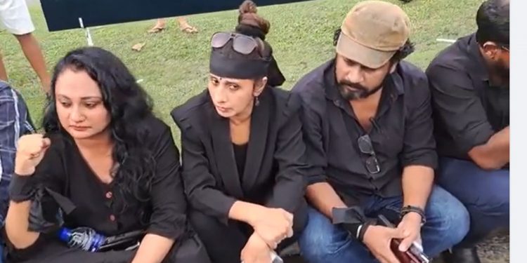 ආණ්ඩුවට විරුද්ධව දියත උයන ගාව කළු හෝරාවක්! (VIDEO)