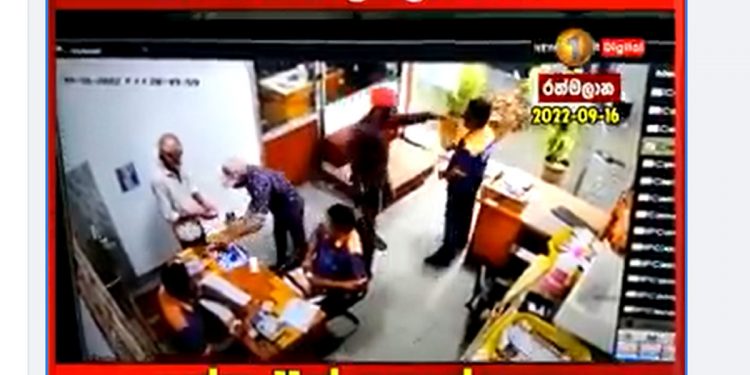 පයින් ආපු දෙන්නෙක් ආයුධ පෙන්වලා ෂෙඩ් එකෙන් ලක්ෂ 11ක් අරන් පයින්ම ආපහු ගිහින්! (VIDEO)
