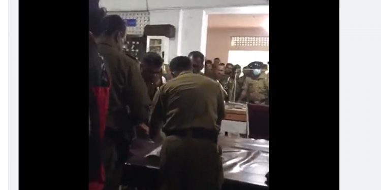 පොලිසිය අත්අඩංගුවට ගත්ත තරුණයොයි පොලිසියේ ලොක්කෙකුයි අතර මරදාන පොලිසිය ඇතුළේ උණුසුම් වචන හුවමාරුවක්! (VIDEO)