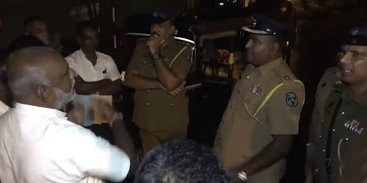 ත්රීවීල් රියැදුරන් කංචනගේ අමාත්යංශය ඉදිරිපිට අඛණ්ඩ විරෝධයක් අරඹයි! මහ රෑ කූඩාරම් ගහයි! පොලිසිය කූඩාරම් ගලවන්න කියයි!