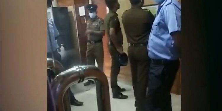 හිඟ වැටුප් ඉල්ලා ඉංජිනේරු සංස්ථා සේවකයෝ සභාපතිගේ කාර්යාලය වට කරයි! තත්ත්වය උණුසුම්! පොලිසියත් කැඳවයි! (VIDEO)