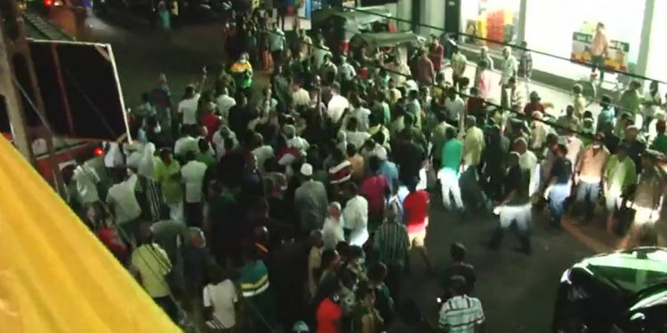 සජිතුත් එක්ක මරික්කාර්  මහ සෙනගක් ‌කොලොන්නාවට අරන් එයි! (VIDEO)