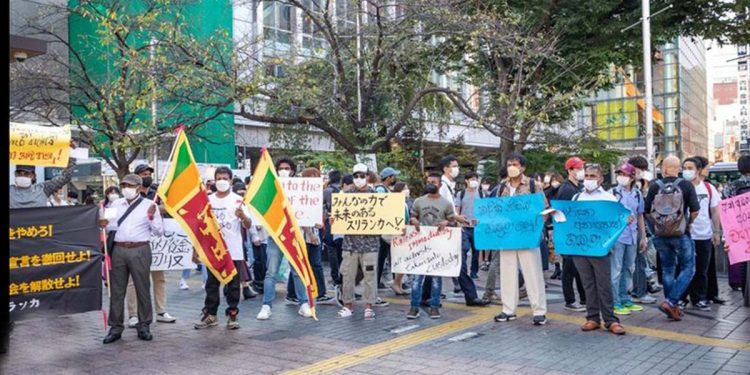 ජපානයේ ඉන්න ලාංකිකයෝ විරෝධතා ආරම්භ කරයි!