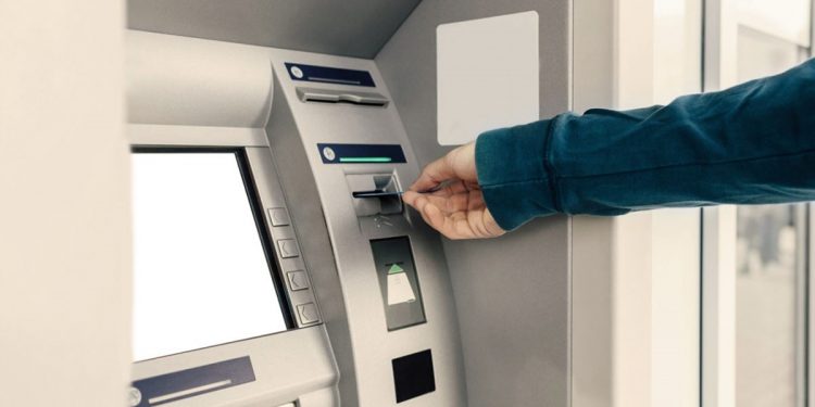 ATM වලින් සල්ලි ගන්න කොට පරිස්සම් වෙන්න!