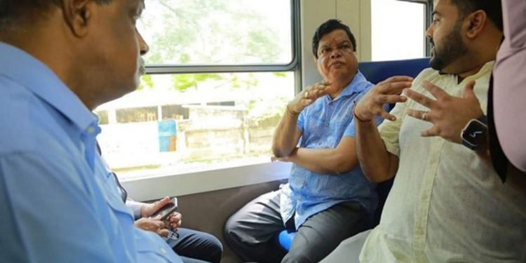 දුම්රිය රක්ෂිතයේ ඉඩම් පර්චසය රුපියල් 100 ගානේ බදු දෙන්න බන්දුල සැරසෙයි! ජනාධිපතිත් උපදෙස් දුන්නා කියන්නේ!