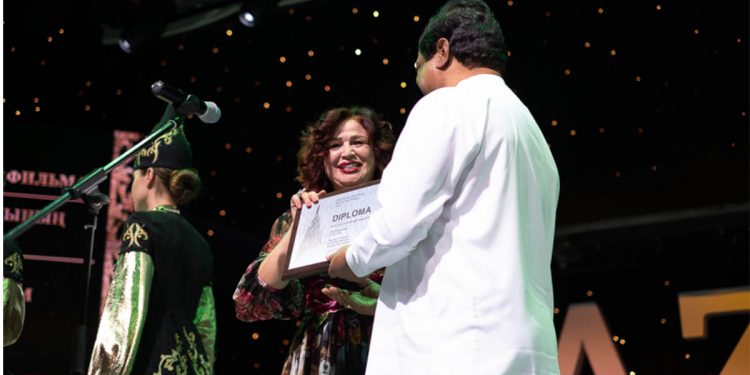 රුසියාවෙදි දින්නේ තිරිමාදුරයි-කොතලාවලයි! හැබැයි සම්මානේ ගත්තේ බන්දුල! උත්සව සංවිධායකයන් හිතන්න ඇත්තේ බන්දුල ඒ අයගේ තාත්තා කියලා වෙන්න ඇති! බන්දුලට පාර්ලිමේන්තුව ඇතුළේදීම බරපතළ චෝදනාවක්! (VIDEO)