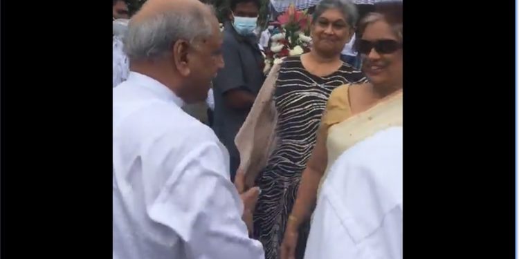 බණ්ඩාරනායක සමරුවට ආණ්ඩුවේ අගමැති එක්ක මැතිඇමැතිවරු පෝලිමේ එයි! (VIDEO)