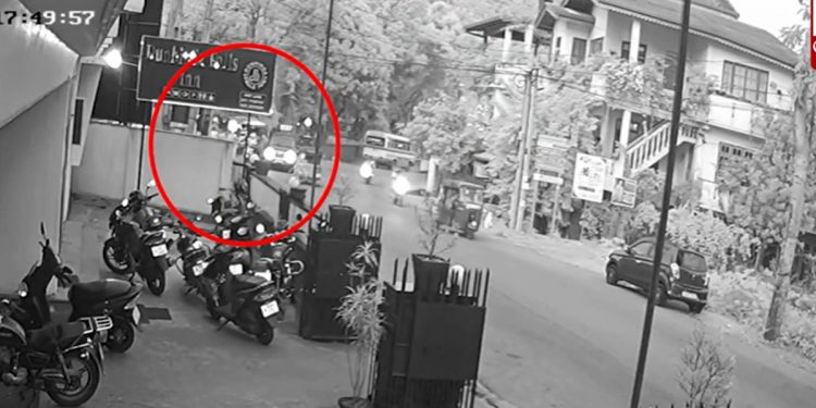 ඇමැති චාමර සම්පත් බදුල්ලේදී හෙල්මට් එකකින් ගුටි කන වීඩියෝව එළියට එයි! (VIDEO)