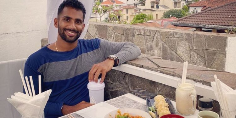 මං ආසයි නවතින්න මේ හීනේ…! තුන් ඉරියව්වෙන්ම දස්කම් දක්වන චාමිකගේ අලුත්ම ඉරියව්ව! (VIDEO)