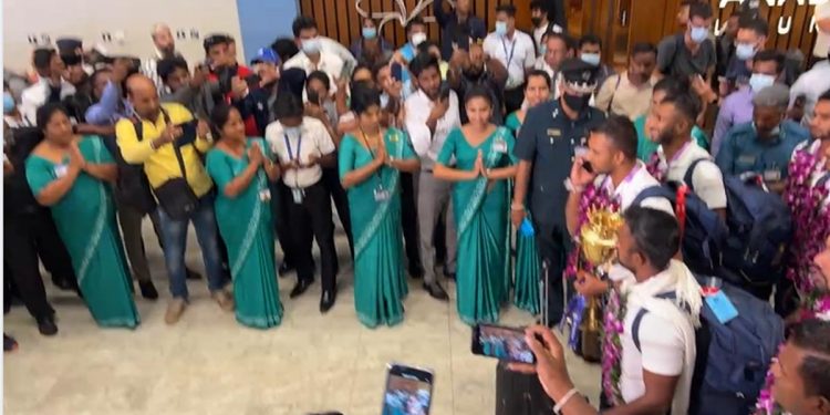 ආසියානු කප් එකත් අරන් අපේ කොල්ලෝ ටික ලංකාවට ගොඩබහී! මගුල් බෙර ගසා මහ ඉහළින් කටුනායකදී පිළිගනී! (LIVE VIDEO)