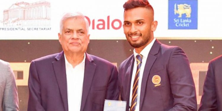 දසුන් කැප්ටන් වුණු විදිහයි රනිල් කැප්ටන් වුණු විදිහයි වෙනස්! දසුන් කැප්ටන් වුණේ තුන් ඉරියව් දක්ෂතාවයෙන්! රනිල් කැප්ටන් වුණේ හොරු රැලකගේ පිහිටෙන්! (VIDEO)