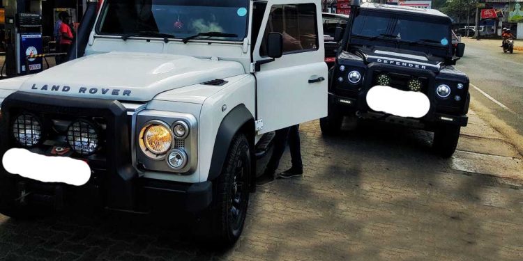 කෙල්ලට ලියුමක් දුන්නා කියා ඇමැති පුතෙක් ප්‍රභූ ආරක්ෂකයන් පිරිවරාගෙන ඩිෆෙන්ඩරයකින් ඇවිත් දෙනෝදාහක් බලා සිටිද්දී සිසුවකුට නහයෙන් කටින් ලේ පෙරෙනකන් පහර දීලා! කෝල් කළත් පොලිසිය ඇවිත් තියෙන්නේ ඔක්කොම වෙලා ඉවර වුණාට පස්සේ!