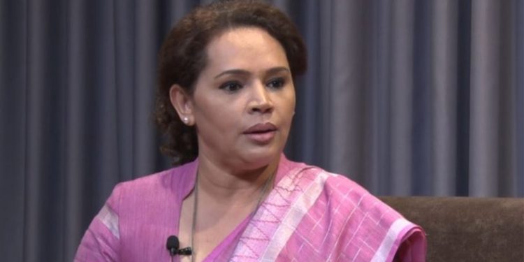 කූඨ ‌ලේඛන ඉදිරිපත් කරලා! උප්පැන්න දෙකක් තියෙනවා! අයිඩෙන්ටි කාඩ් දෙකක් තියෙනවා! බ්‍රිතාන්‍ය පුරවැසියෙක්! ලංකාවේ ඉන්නෙත් වීසා නැතිව! ඇමති ඩයනා ගැන ආන්දෝලනාත්මක හෙළිදරව්වක්! (VIDEO)