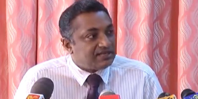 පොල් – කුරුම්බා ලොඳ කියන්නේ හොඳ කෑමක්! කොහොමත් වේලක් දෙකක් මග හැරෙන එක ඇඟට හොඳයි! උදේට නොකා ඉස්කෝලෙ එන ළමයි කලන්තෙ දාන එක ගැන-ළමා මන්දපෝෂණය ගැන අහද්දි දොස්තර මහත්තයෙක් මාධ්‍යයට දුන් අපූරු උත්තරේ! (VIDEO)