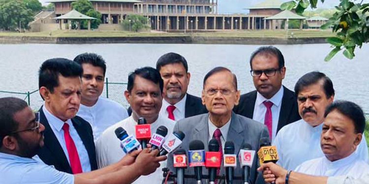 ඇතුළේ කතා කරන්න වෙලාව නොදෙන නිසා ඩලස්ලා පාර්ලිමේන්තුවෙන් එළියේ ක්‍රීඩාපිටියේ කතා කරයි! (VIDEOS)