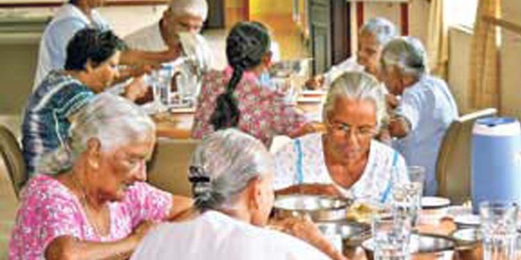 වැඩිහිටි නිවාසවලට ලැබෙන කෑමත් 90%කින් අඩුවෙලා!