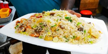 සිසුන් පස් දෙනෙක් ‌වැලිගම නගර සභා ශාලාවේ ඉතුරු කෑම කන්න ඇවිත් අහුවෙලා! වැලිගම නගරාධිපතිනිය සිසුන්ට බැන වදී! පස්සෙ දණ ගස්වා පොලිසියටත් බාර දීලා! හිටපු නගරාධිපති රෙහාන් සිසුන් එක්කගෙන ගිහින් කෑම වේලක් අරන් දෙයි!