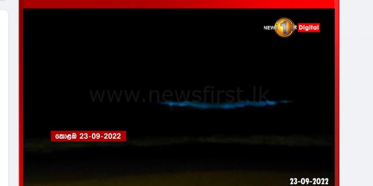 ලක්ෂ ගණන් අරගලකරුවන් එක්රොක් වූ ගෝල්ෆේස් වෙරළ හදිසියේම නිල් පාට වෙලා! (VIDEO)