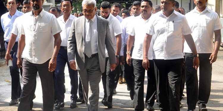 රටින් පැනල ගිය ගෝඨාට විශාල ආරක්ෂාවක්! ආණ්ඩුවෙ සුපිරි වාහන, ආණ්ඩුවෙ සුපිරි නිල නිවාසයක් ලබාදෙන්න නියෝග කළේ කවුද? මරික්කාර් නම එළියට දායි! (VIDEO)