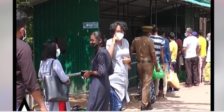 දමිතා අසනීප වෙයි! දමිතාව බලන්න ගිය හරිනිව විනාඩි 45ක් රස්තියාදු කරවයි! (VIDEO)