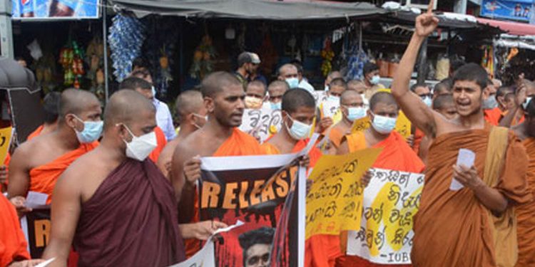 දූෂිතයින් හොරුන් නිදැල්ලේ – සටන් වැදුණු අපේ එවුන් හිරගෙට! අන්තරේ හිමිවරු පාරට බසී!