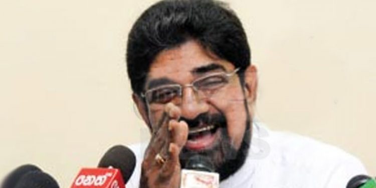 කෙහෙළියගේ උද්දච්ච උත්තරවලට පාර්ලිමේන්තුවේදී මන්ත්‍රීවරු වටකර පහර දෙයි! (VIDEO)