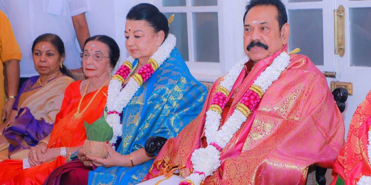 මහින්දගේ ගෙදර විශේෂ පූජාවක්! (PHOTOS)