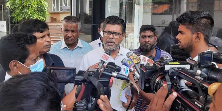 බොරතෙල් ගෙන්නද්දී වෙලා තියෙන මහා වංචාවේ සුලමුල මුජිබර් හොයන්න පටන් ගනී! ලිපිලේඛන ටික ඔක්කොම දෙන්න කියයි!