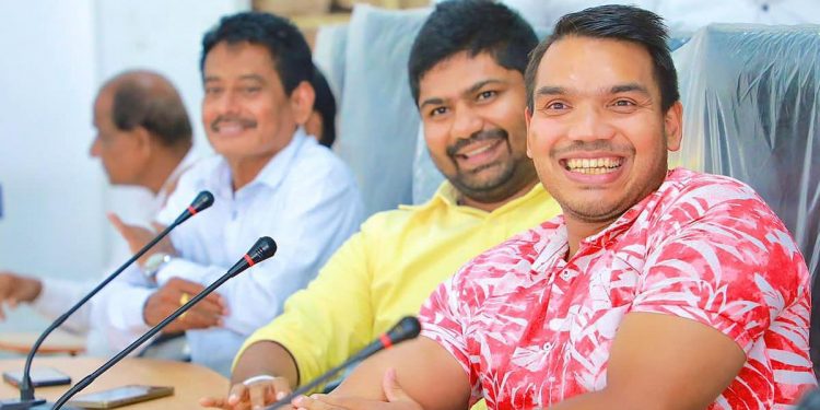 කාලෙකට පස්සේ නාමල් හම්බන්තොට ආසනෙන් ආසනේට ගිහින් පාක්ෂිකයන්ට කතා කරයි! (PHOTOS)