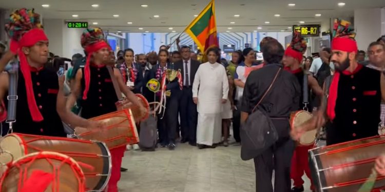 නෙට්බෝල් කප් එක දින්නේ ‌ඇමැතිද? අපේ කෙල්ලො ටිකද? ඇමැතිතුමා ඉස්සරහින්ම එන ලස්සන බලන්නකෝ!