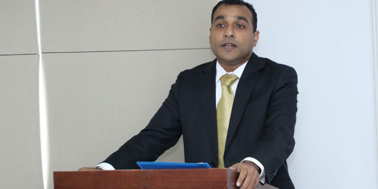 විරෝධතා පැවැත්වීමට පැය 6කට කලින් අවසර ගන්න ඕ‌නෑ! එහෙම නැති අනීතික උද්ඝෝෂණ මැඩපවත්වනවා! වැඩ බලන ආරක්ෂක ඇමැති නිවේදනය කරයි! (VIDEO)