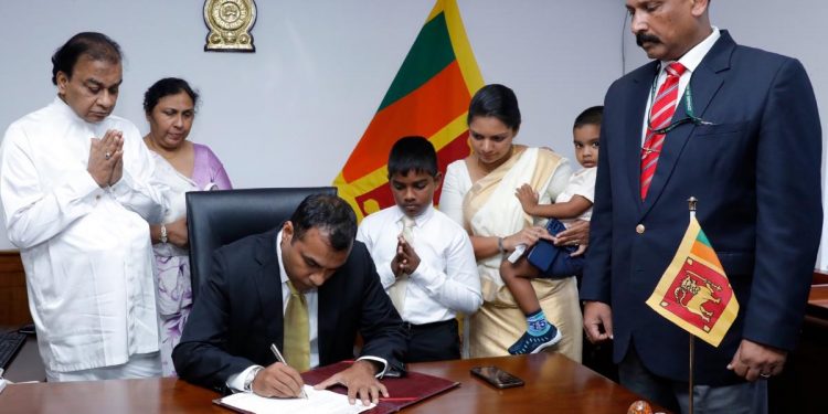 නව ආරක්ෂක රාජ්ය අමාත්ය ප්රමිත වැඩ පටන් ගනී! (PHOTOS)